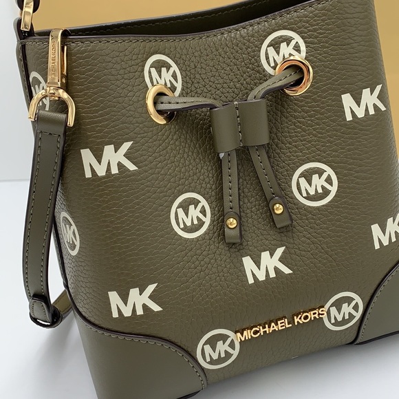 MICHAEL KORS
Mercer Small Logo Embossed Leather
Bucket Bag OLIVE COLOR - Picture 14 of 15